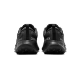 Championes de trail running Nike Juniper Trail 2 con tecnología Gore-Tex, color negro. Presentan una construcción resistente con malla transpirable, refuerzos sintéticos y suela de goma con tracción optimizada para terrenos irregulares.
