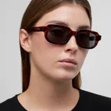 Lentes de sol con montura rectangular de diseño clásico con bordes redondeados en estampado carey y cristales polarizados color negro.
