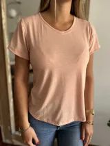 Remera de manga corta color salmón con cuello redondo.