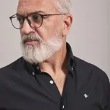 Camisa de vestir celeste a rayas verticales blancas, de corte clásico, con cuello abotonado y manga larga.