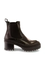 Botas Chelsea de cuero negro con elástico lateral, caña baja, suela track y taco bloque.