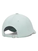 Gorra Under Armour modelo W Blitzing Low Adj, color verde menta con diseño de perfil bajo, panel frontal sin estructura y logotipo bordado en el frente. Cuenta con tejido transpirable, banda interior de satén y cierre ajustable en la parte trasera.