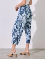 Pantalón capri de satén plisado con estampado abstracto en tonos azules y blancos, pretina ancha elastizada.