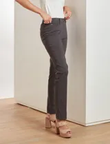 Pantalón recto color verde oliva, marca Zac & Rachel, modelo slim. Tiene pretina con pasadores, botón y cierre. Incluye tres bolsillos delanteros y dos bolsillos ojal en la parte trasera.