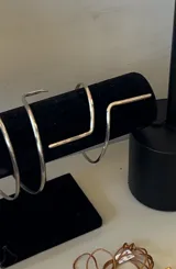 Brazalete de bronce dorado, abierto y ajustable para usar en el brazo o antebrazo.