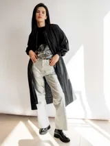 Pantalón de jean plateado de corte ancho con efecto cuero.