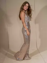 Mono largo de fiesta color rojo con lentejuelas, escote halter y espalda descubierta.