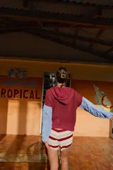 Short de tejido de punto color marrón, con cordón ajustable en la cintura y patrón texturizado en zigzag.