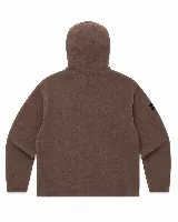 Buzo tipo hoodie de micropolar color negro, con capucha ajustable mediante cordones, bolsillo frontal tipo canguro y detalle de etiqueta pequeña en la manga derecha. Presenta un diseño circular sutilmente bordado en el centro del pecho.