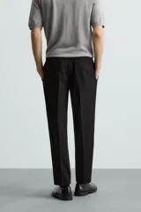 Pantalón regular fit color negro de tejido con viscosa, con cintura elástica ajustable con cordón, bolsillos frontales y traseros.
