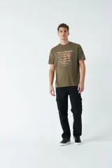 Remera verde militar de corte clásico con estampado frontal de texto en color ladrillo y dibujo de hojas.