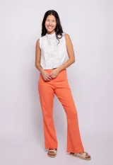 Pantalón oxford negro de lino y viscosa, con bolsillos falsos, botón y cierre de plástico.