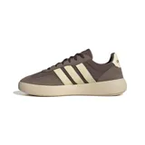 Championes Adidas Barreda Decode de estilo urbano, confeccionados con una combinación de ante y nailon en color marrón. Presentan las icónicas tres bandas laterales en tono crema, puntera en forma de T y una suela de goma robusta en color beige que proporciona amortiguación y confort.