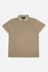 Chomba color arena de corte clásico, con cuello polo y logo estampado en el pecho.