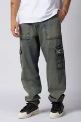 Pantalón cargo de jean con lavado desgastado, corte holgado y múltiples bolsillos laterales. Presenta parches decorativos en los bolsillos y costuras reforzadas.