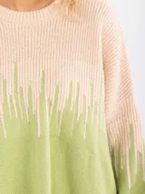 Sweater de tejido de punto con diseño color block en tonos beige y verde, con cuello redondo y mangas largas con puños acanalados.