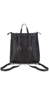 Mochila de diseño moderno y funcional, confeccionada en símil cuero con textura granulada. Cuenta con un bolsillo frontal con broche, cierre principal superior, manija superior y correas ajustables. Incluye logo de la marca grabado en el frente.