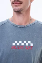 Remera gris con efecto lavado, de manga corta y cuello redondo. Presenta un estampado en la espalda con un diseño de tablero de ajedrez, la palabra 'STREET WEAR' en color rojo y una patineta azul.