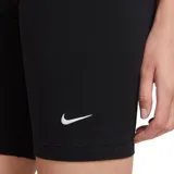 Short deportivo negro de calza ciclista, con cintura elástica y logo de Nike estampado en blanco en la pierna izquierda.