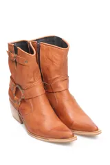 Bota texana de cuero color marrón, de media caña, con punta fina, taco de madera y detalles de hebillas y costuras.