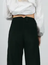 Pantalón de pana color ladrillo, de corte recto y tiro alto.