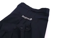 Pantalón de vestir verde oliva, de corte recto, con bolsillos laterales y traseros. Se ajusta a la cintura con cinturón de cuero marrón.