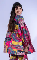 Kimono fucsia con estampado de mandalas y motivos geométricos en tonos rosa, amarillo, celeste y negro.