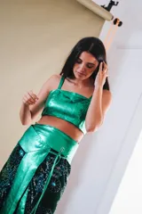 Top corto estilo corset o bandeau, color dorado metálico, con tirantes anchos ajustables.