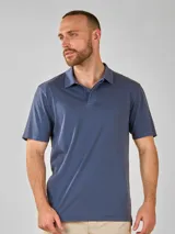 Remera azul de algodón con cuello polo y mangas cortas.