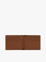 Billetera plegable de piel granulada color marrón, con logo metálico de la marca en la parte inferior frontal y detalle de cinta tricolor distintiva en la parte superior.