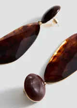 Aros colgantes con diseño de dos piezas, una circular superior y una gota inferior, elaborados en resina con efecto ámbar y herrajes de hierro.