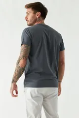 Remera de algodón de corte regular, con cuello redondo, manga corta y logo bordado en el pecho.