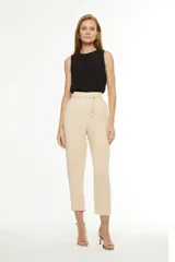 Pantalón de vestir color arena, de tiro alto, corte recto y largo cropped.