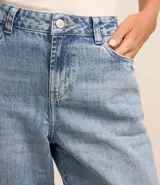 Pantalón de jean celeste, modelo recto cropped, tiro alto, con trabillas en la cintura, cierre con botón y cremallera, bolsillos delanteros y traseros, y terminación deshilachada.