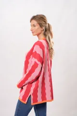 Saco de tejido de punto con rayas verticales rosas y rojas, cuello redondo y botones naranjas.