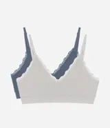 Kit de dos soutienes tipo bralette confeccionados en poliamida seamless, sin copa ni aro. Presentan diseño acanalado, breteles finos ajustables y detalles de encaje en los bordes del escote.