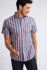 Camisa de corte slim fit con estampado de cuadros en tonos rojos, azules, blancos y negros. Presenta cuello clásico, cierre frontal abotonado y logo bordado en el pecho.