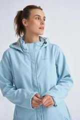 Campera de neopreno color rojo con capucha ajustable, cierre frontal completo y bolsillos laterales. Presenta puños ajustables con velcro y un parche circular decorativo en la manga izquierda.