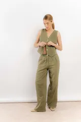 Chaleco de lino color bordó con escote en V y cierre frontal de botones. Presenta costuras a contratono y un diseño liviano ideal para el verano.