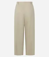 Pantalón de sarga modelo barrel con cintura estructurada y pierna amplia de corte recto. Confeccionado en algodón con un toque de elastano para mayor comodidad.