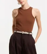 Kit de tres cinturones finos para mujer marca Satinato, confeccionados en poliuretano con acabado texturizado. Cuentan con hebilla redonda forrada y triple pasador. El set incluye tres colores: negro, beige y marrón.