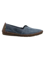 Zapatos slip-on de cuero gamuzado color azul, con detalles de tachas metálicas en el empeine y costuras expuestas con borde marrón.