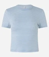 Blusa cropped de rib con cuello redondo y mangas cortas, a rayas horizontales azul marino y blancas.