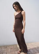 Vestido largo de diseño entallado y escote asimétrico de un solo hombro. Presenta un tirante fruncido y detalle de fruncido lateral que aporta movimiento a la prenda.