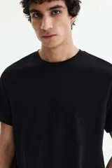 Remera de cuello redondo y manga corta, confeccionada en punto de algodón liviano con diseño liso y corte estándar.