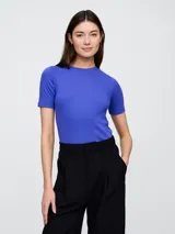 Remera de tejido rib con cuello redondo y mangas cortas, de corte ajustado al cuerpo.