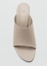 Sandalias de cuña con diseño destalonado, tira ancha en el empeine y puntera abierta.
