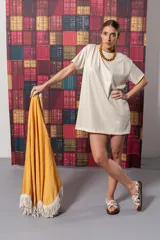 Sandalias chatas con base marrón y tiras cruzadas de cuero con estampado animal print de vaca.