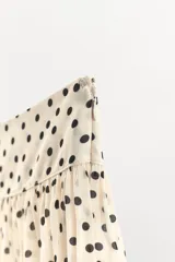 Shorts de tiro medio con estampado de lunares, confeccionado en viscosa. Presenta diseño con pliegues, bajo abullonado con puño y botones, y cierre frontal con botones forrados.