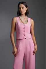 Chaleco rosa con escote cuadrado, corte al cuerpo y cierre frontal con botones.